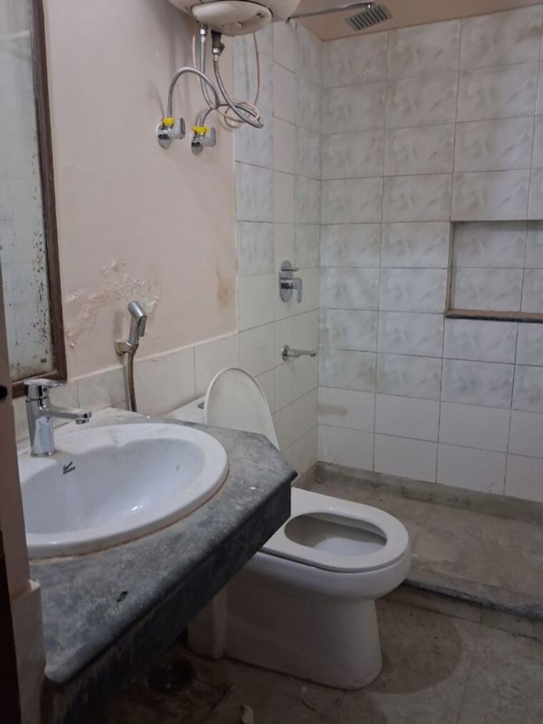 Bathroom, unitech-south-city-ii 2.5 Bedroom 1400 Sq.Ft. Builder Floor In Sector 50 Gurgaon 10166319