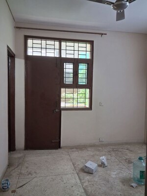 Room in 2.5 BHK Builder Floor at Unitech South City II, Sector 50 – for Rent