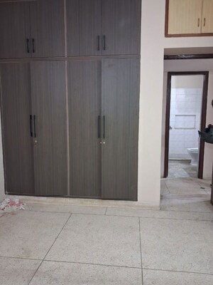 Room in 2.5 BHK Builder Floor at Unitech South City II, Sector 50 – for Rent