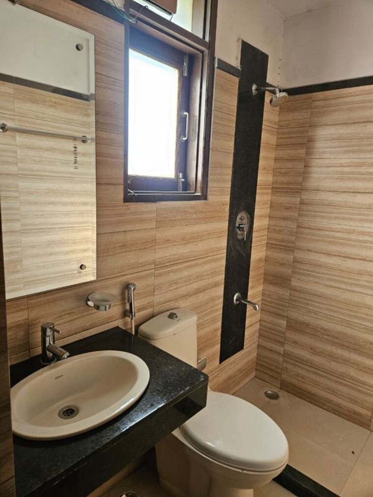 Bathroom, ss-mayfield-gardens 3 Bedroom 1500 Sq.Ft. Builder Floor In Sector 51 Gurgaon 10166323