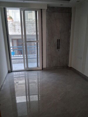 Room in 3 BHK Builder Floor at Vipul World Floors, Sector 48 – for Rent