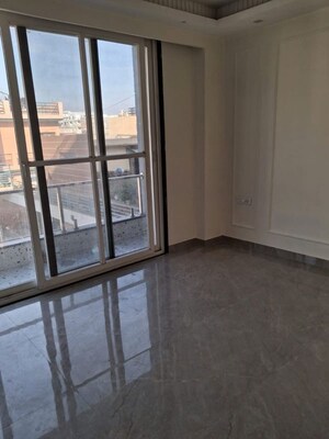Room in 3 BHK Builder Floor at Vipul World Floors, Sector 48 – for Rent