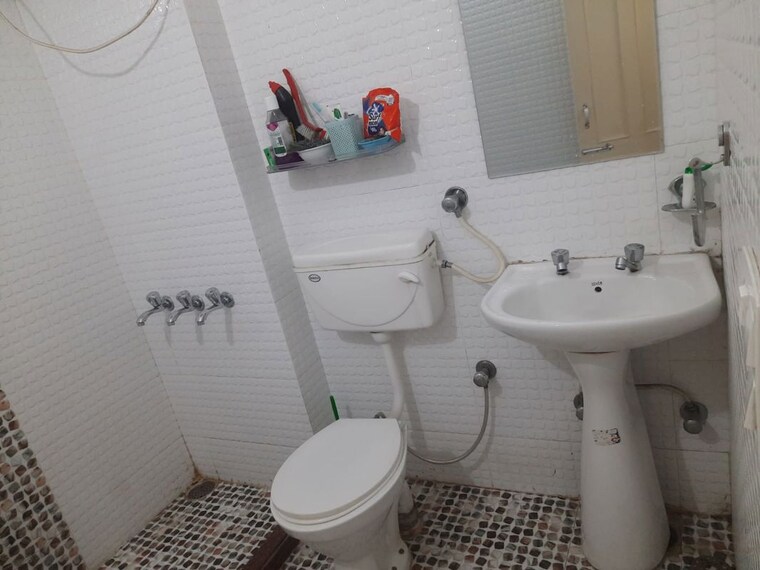 Bathroom, sector 38 2 Bedroom 500 Sq.Ft. Builder Floor In Sector 38 Chandigarh 10168596
