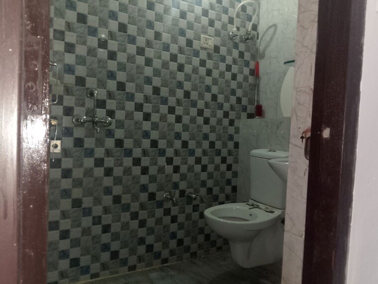 Bathroom, dwarka mor 3 Bedroom 950 Sq.Ft. Builder Floor In Dwarka Mor Delhi 10168647
