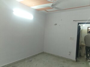 Room in 3 BHK Builder Floor at Dwarka Mor – for Rent