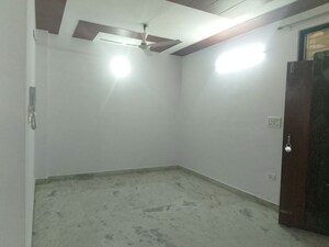 Room in 3 BHK Builder Floor at Dwarka Mor – for Rent