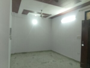 Room in 3 BHK Builder Floor at Dwarka Mor – for Rent