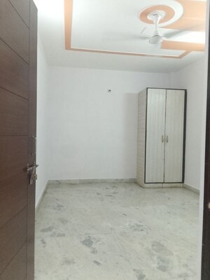 Room in 3 BHK Builder Floor at Dwarka Mor – for Rent