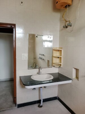  3.5 BHK Builder Floor at Sector 13 – for Rent