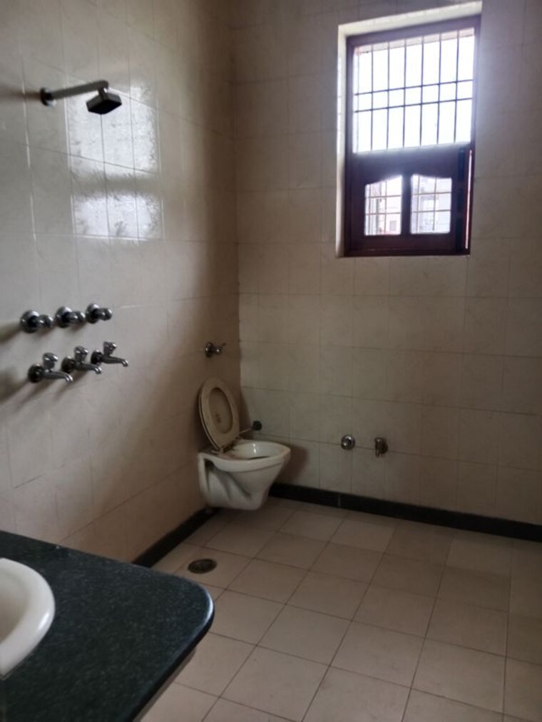 Bathroom, sector 13 3.5 Bedroom 2600 Sq.Ft. Builder Floor In Sector 13 Panipat 10168751
