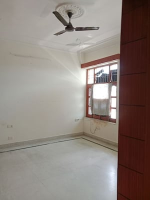 Room in 3.5 BHK Builder Floor at Sector 13 – for Rent