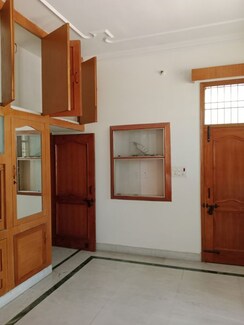 3.5 BHK + Pooja Room,Servant Room Builder Floor For Rent in Sector 13