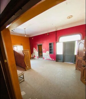 Bedroom in 2 BHK Apartment at Husainganj – for Rent