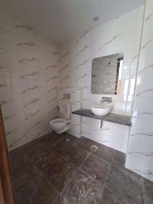 Bathroom in 2 BHK Builder Floor at Unitech South City 1, South City 1 – for Rent