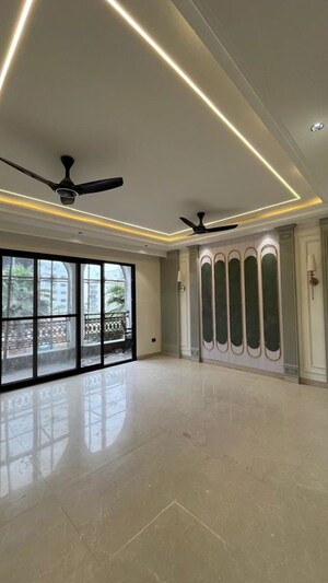 Room in 3 BHK Builder Floor at BPTP Green Oaks, Sector 70a – for Sale