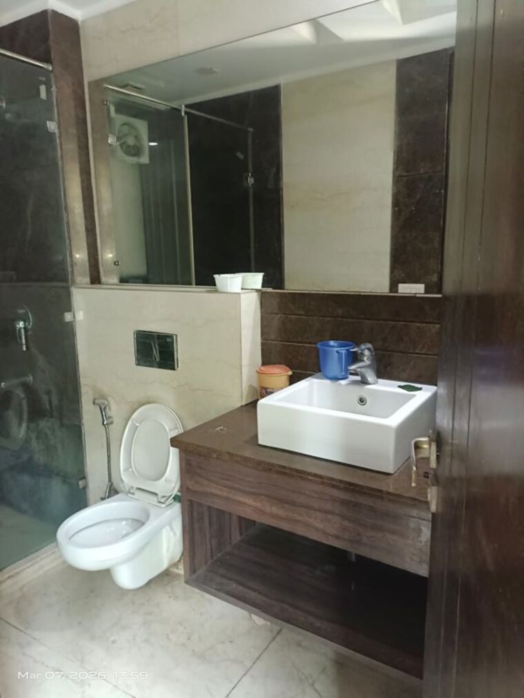 Bathroom, safdarjung enclave 3 Bedroom 200 Sq.Yd. Builder Floor In Safdarjung Enclave Delhi 10168817