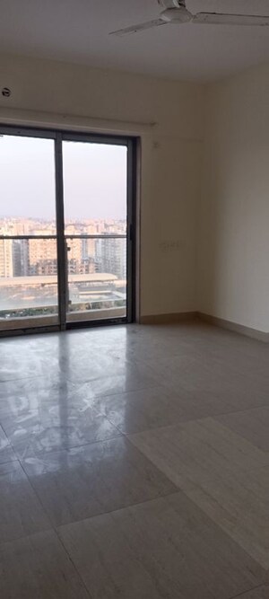 Room in 3 BHK Apartment at HDIL Metropolis Residences, Andheri West – for Rent