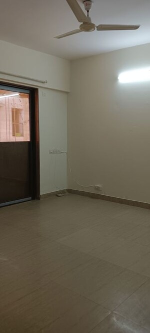 Room in 3 BHK Apartment at HDIL Metropolis Residences, Andheri West – for Rent