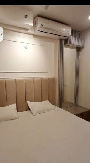 Room in 3 BHK Apartment at Omaxe The Palace, Gomti Nagar – for Rent