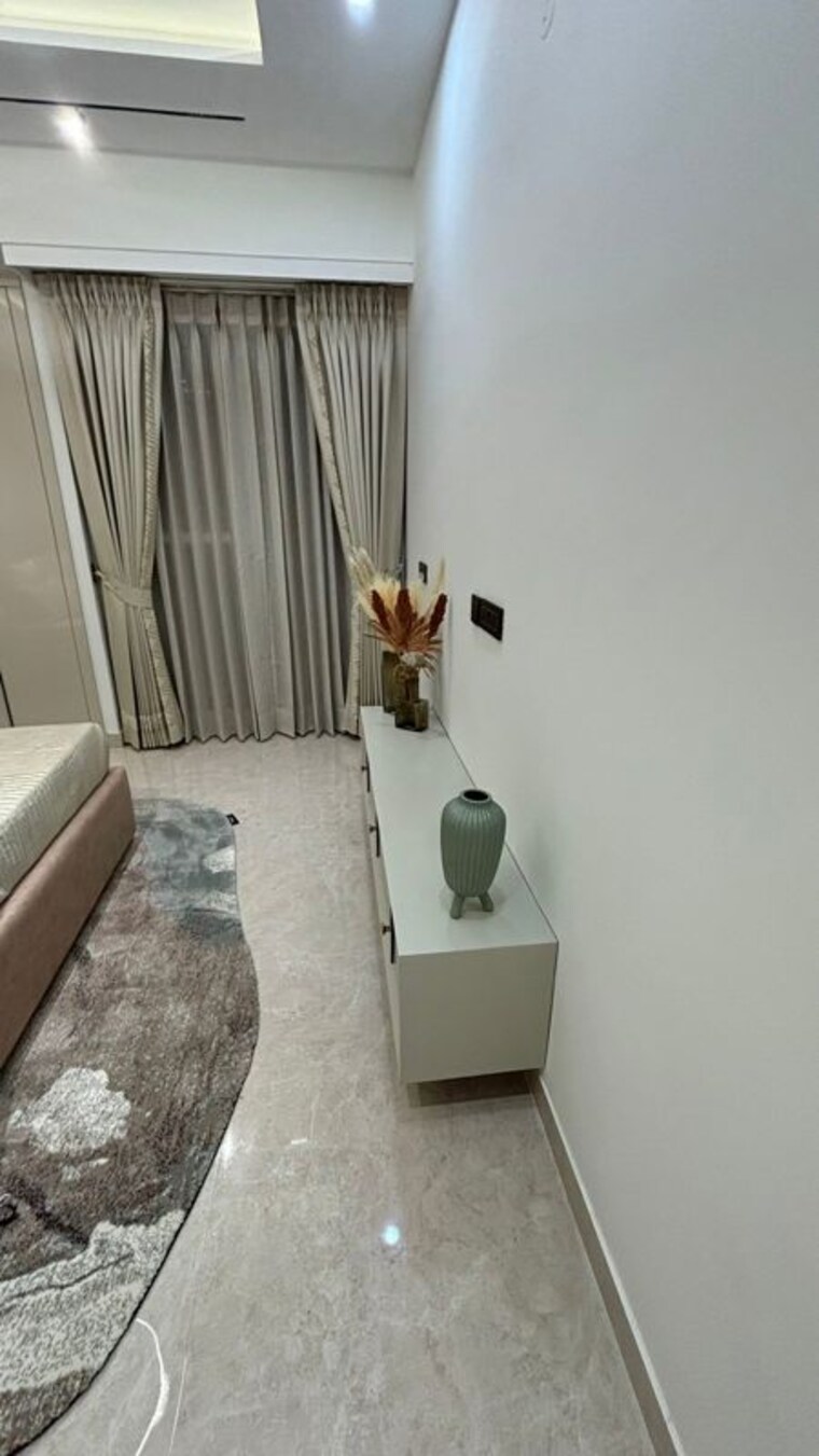 Room, ambala highway 3 Bedroom 200 Sq.Yd. Apartment In Ambala Highway Zirakpur 10168915