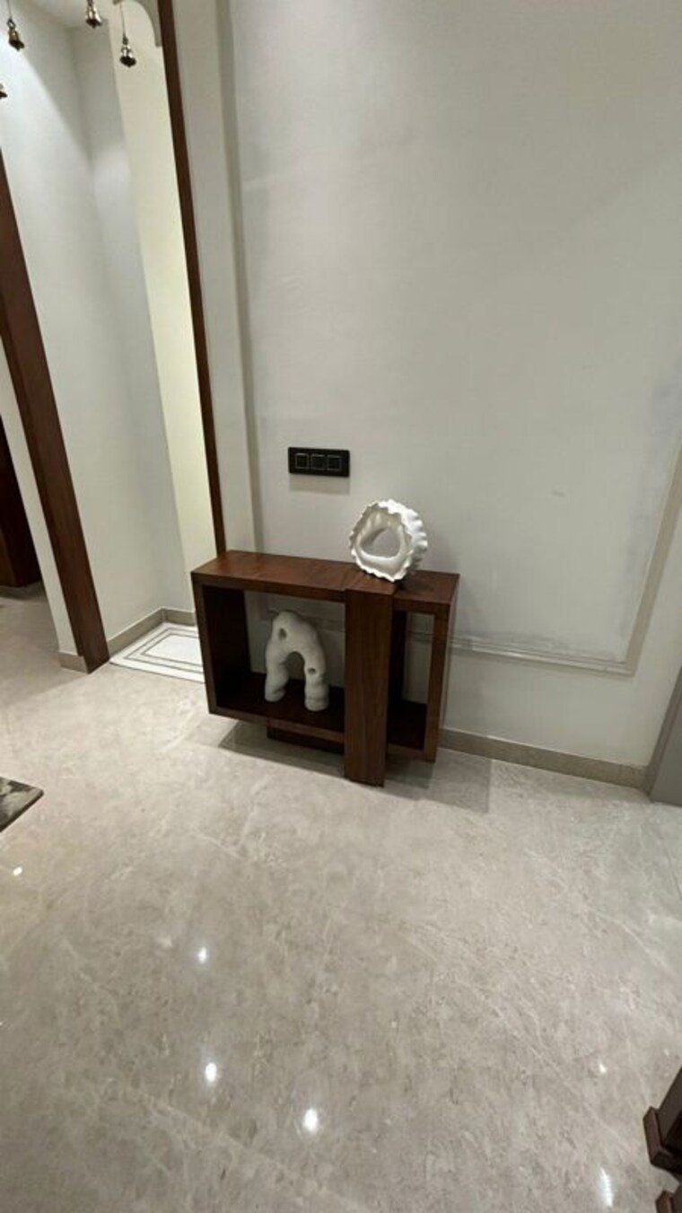 Room, ambala highway 3 Bedroom 200 Sq.Yd. Apartment In Ambala Highway Zirakpur 10168915