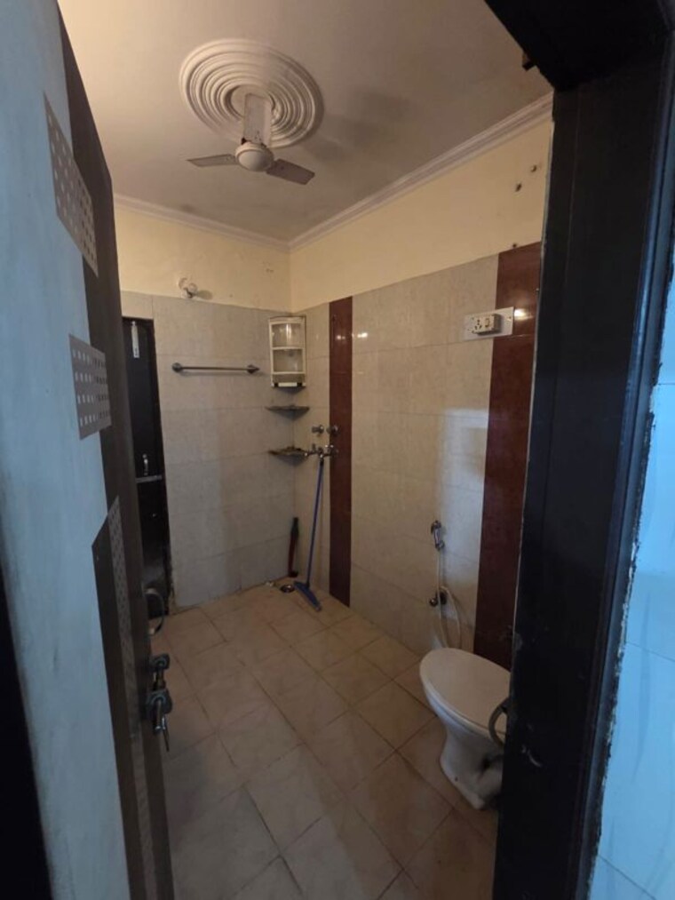 Bathroom, abhinav-apartment-gurgaon 2 Bedroom 180 Sq.Yd. Builder Floor In Sector 9 Gurgaon 10168927