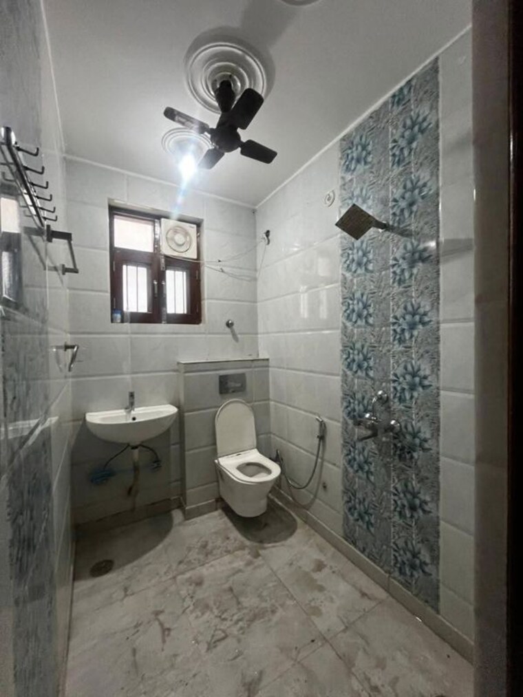 Bathroom, abhinav-apartment-gurgaon 2 Bedroom 190 Sq.Yd. Builder Floor In Sector 9 Gurgaon 10168964