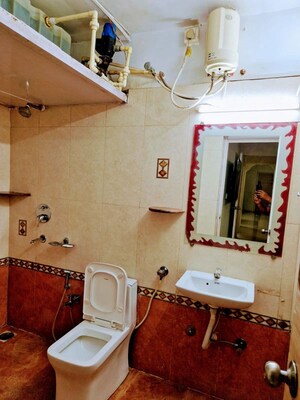 Master Bedroom in 3 BHK Apartment at Garden View Apartment, Goregaon East – for Rent