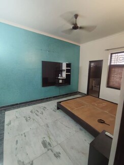 4 BHK + Pooja Room,Servant Room,Study Room,Extra Room Builder Floor For Rent in Green Fields Colony