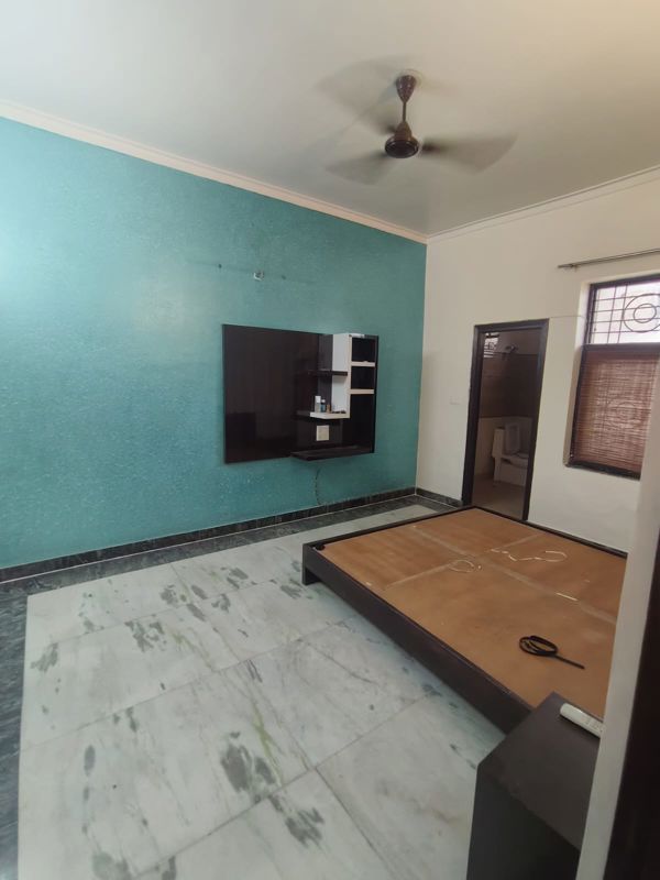 4 BHK + Pooja Room,Servant Room,Study Room,Extra Room Builder Floor For Rent in Green Fields Colony