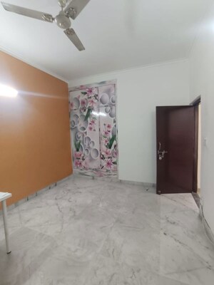 Room in 4 BHK Builder Floor at Green Fields Colony – for Rent