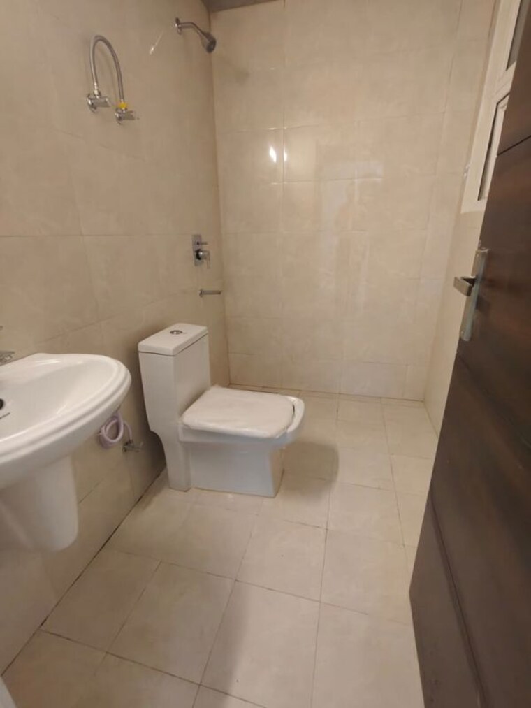 Bathroom, omaxe-hazratganj-residency 2 Bedroom 1200 Sq.Ft. Apartment In Gomti Nagar Lucknow 10169313