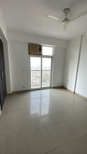 Room in 2.5 BHK Apartment at JM Florence, Tech Zone 4 Greater Noida – for Sale