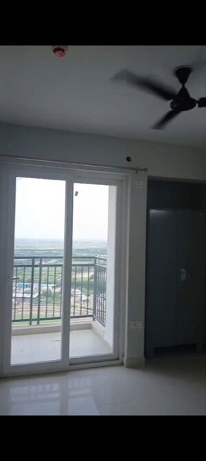 Room in 3 BHK Apartment at Eldeco Live By The Greens, Sector 150 – for Rent