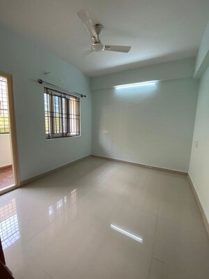 Room in 2 BHK Apartment at BM Luxuria, Hsr Layout – for Rent