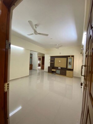 Room in 2 BHK Apartment at BM Luxuria, Hsr Layout – for Rent