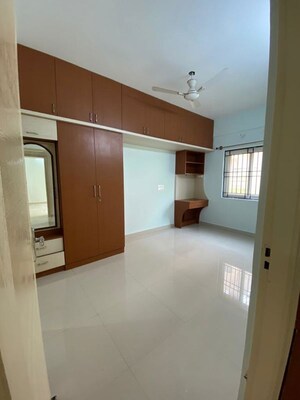 Room in 2 BHK Apartment at BM Luxuria, Hsr Layout – for Rent