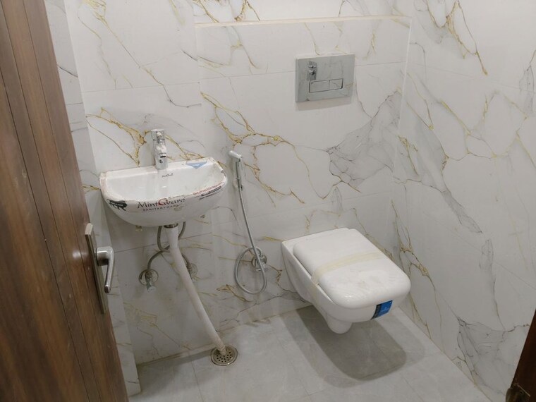 Bathroom, sector 73 2 Bedroom 1000 Sq.Ft. Builder Floor In Sector 73 Noida 10169569
