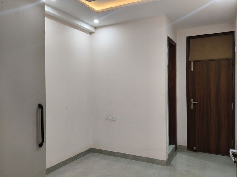 Room, sector 73 2 Bedroom 1000 Sq.Ft. Builder Floor In Sector 73 Noida 10169569