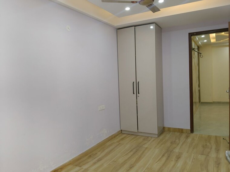 Room, sector 73 2 Bedroom 1000 Sq.Ft. Builder Floor In Sector 73 Noida 10169569
