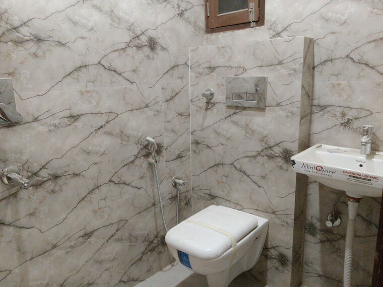 Bathroom, sector 73 2 Bedroom 1000 Sq.Ft. Builder Floor In Sector 73 Noida 10169569