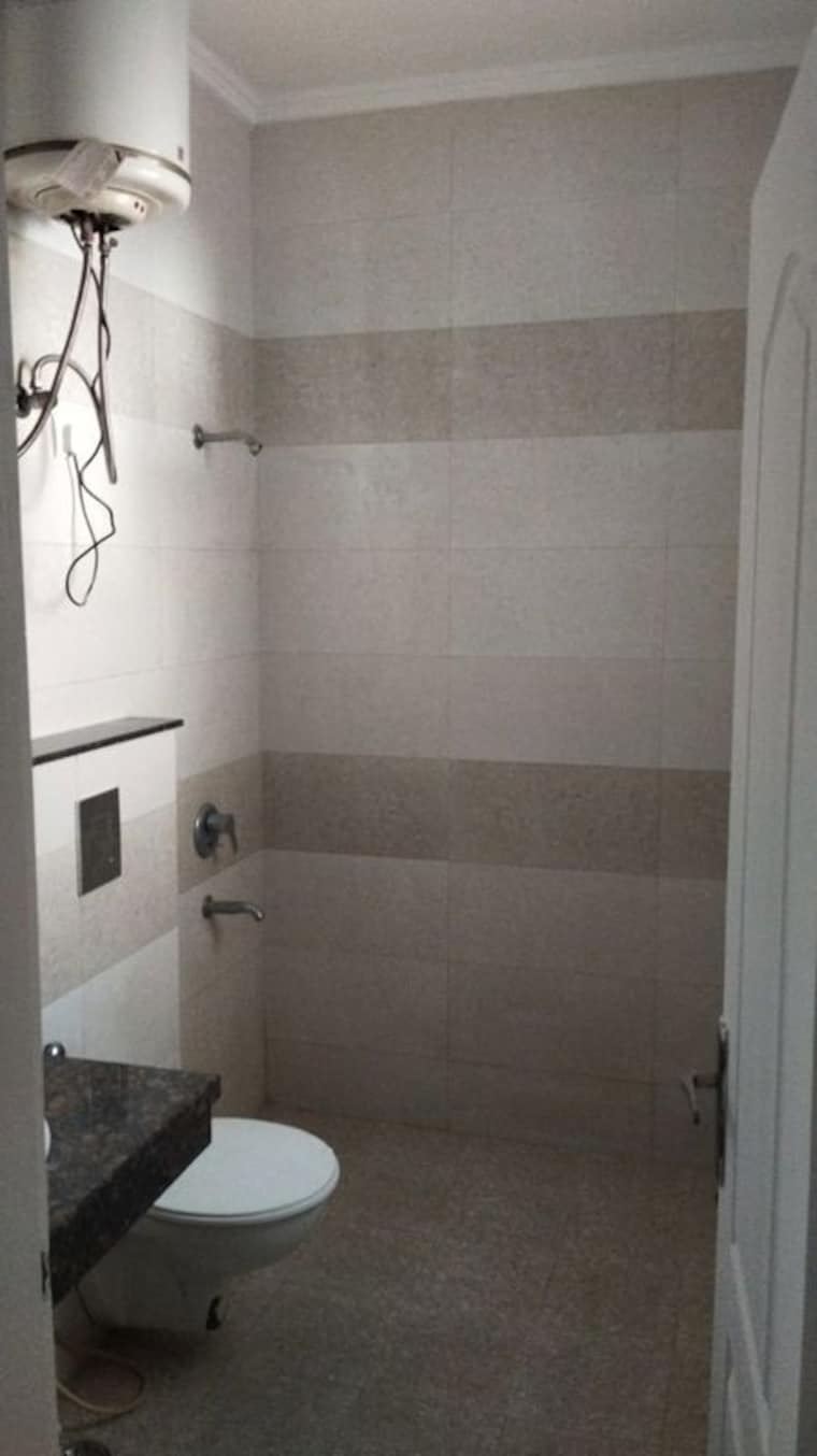 Bathroom, south city 1 3 Bedroom 180 Sq.Yd. Builder Floor In South City 1 Gurgaon 10169558