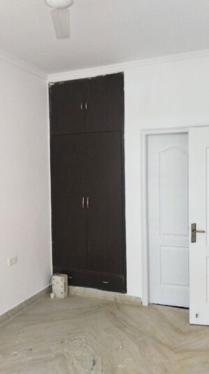 Furnished Amenities in 3 BHK Builder Floor at South City 1 – for Sale