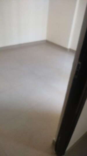 Room in 3 BHK Apartment at Proview Officer City, Raj Nagar Extension – for Rent