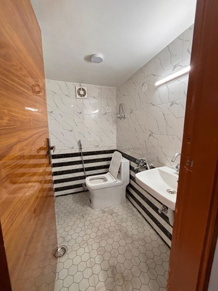 Bathroom, khirki extension 1 Bedroom 350 Sq.Ft. Builder Floor In Khirki Extension Delhi 10169612