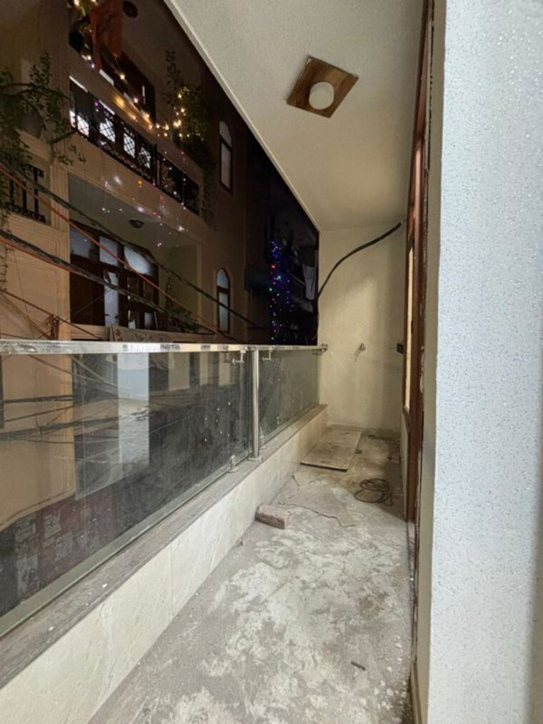 Balcony, govindpuri 3 Bedroom 90 Sq.Yd. Builder Floor In Govindpuri Delhi 10131534