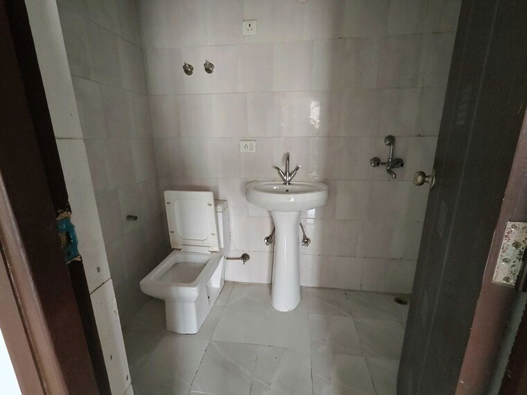 Bathroom, ansal-royal-heritage 2 Bedroom 1045 Sq.Ft. Apartment In Sector 70 Faridabad 10169765