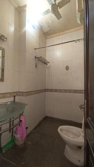 Bathroom in 6 BHK Villa at Safdarjung Enclave – for Sale