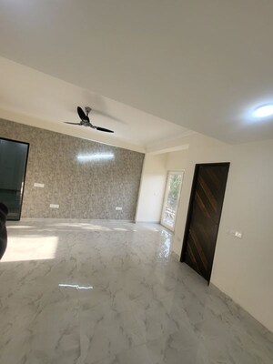 Room in 3 BHK Builder Floor at Unitech South City II, Sector 50 – for Rent