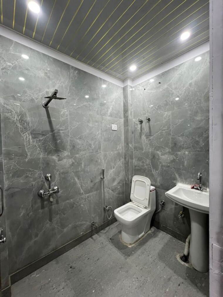 Bathroom, shakti khand iii 3 Bedroom 1150 Sq.Ft. Builder Floor In Shakti Khand Iii Ghaziabad 10170297